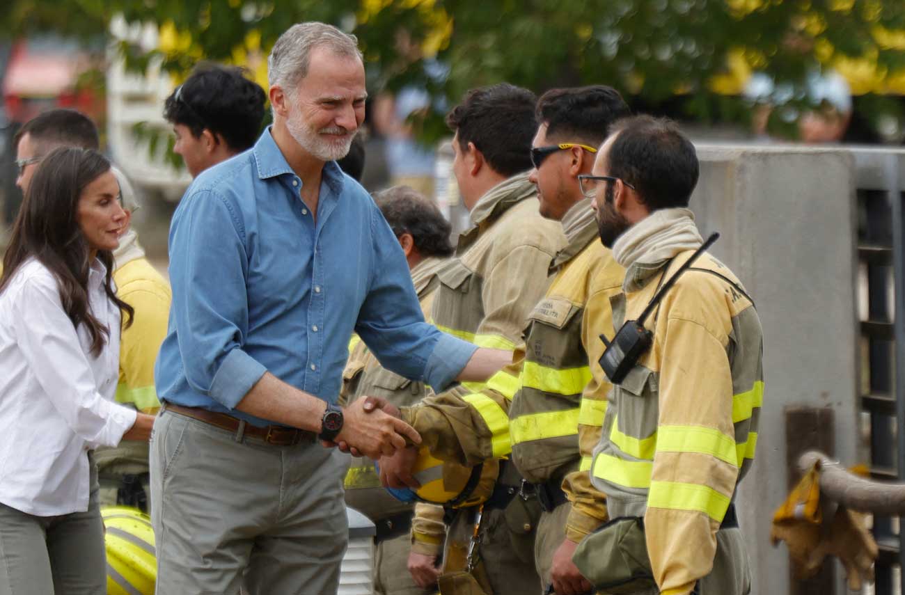 Le roi Felipe et la reine Letizia apportent du réconfort aux sinistrés des incendies en Castille-et-León
