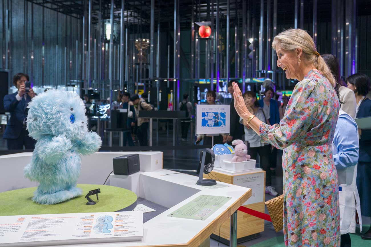La duchesse d’Édimbourg fait la rencontre du robot Keparan et découvre des technologies à Tokyo