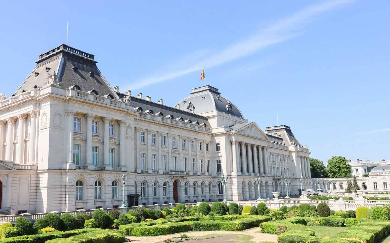Le roi Philippe et la reine Mathilde remercient les artisans après la rénovation du palais royal de Bruxelles