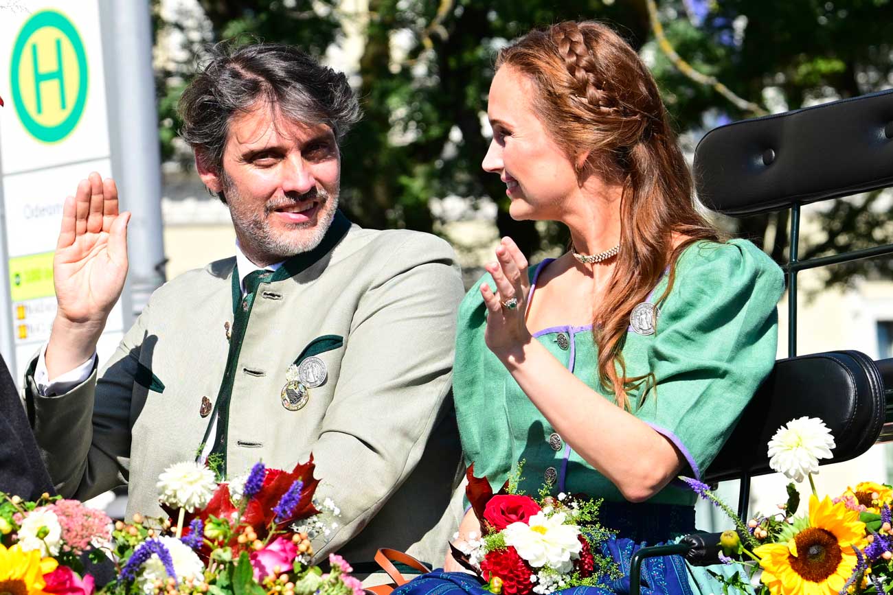 Le prince Ludwig et la princesse Sophie-Alexandra de Bavière défilent en calèche dans le cortège de l’Oktoberfest
