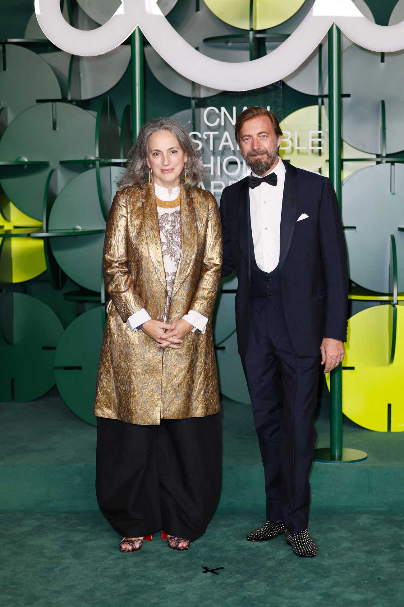 Le prince Aimone et la princesse Olga sur le tapis vert de la Scala à la Fashion Week de Milan