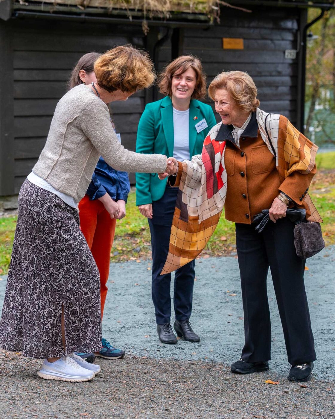 La reine Sonja célèbre le 30e anniversaire du pensionnat UWC Red Cross Nordic
