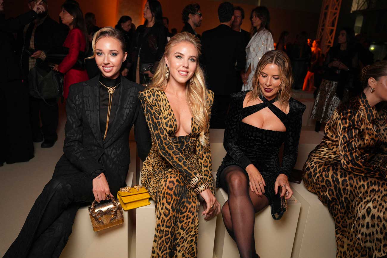 Les princesses Maria Carolina et Maria Chiara en léopard et panthère au défilé doré de Roberto Cavalli à Milan