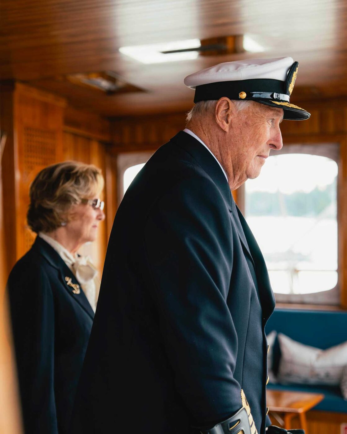 Le roi Harald V, la reine Sonja et le prince héritier Haakon font leurs adieux au navire royal jusqu’à la saison prochaine