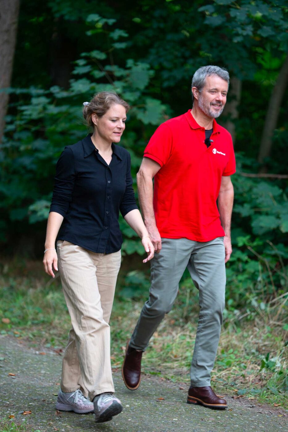Le roi Frederik X prépare un pique-nique autour d’un feu de camp avec des enfants