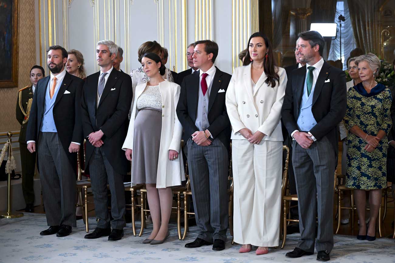 La famille grand-ducale apparaît au balcon pour célébrer le règne du grand-duc Guillaume