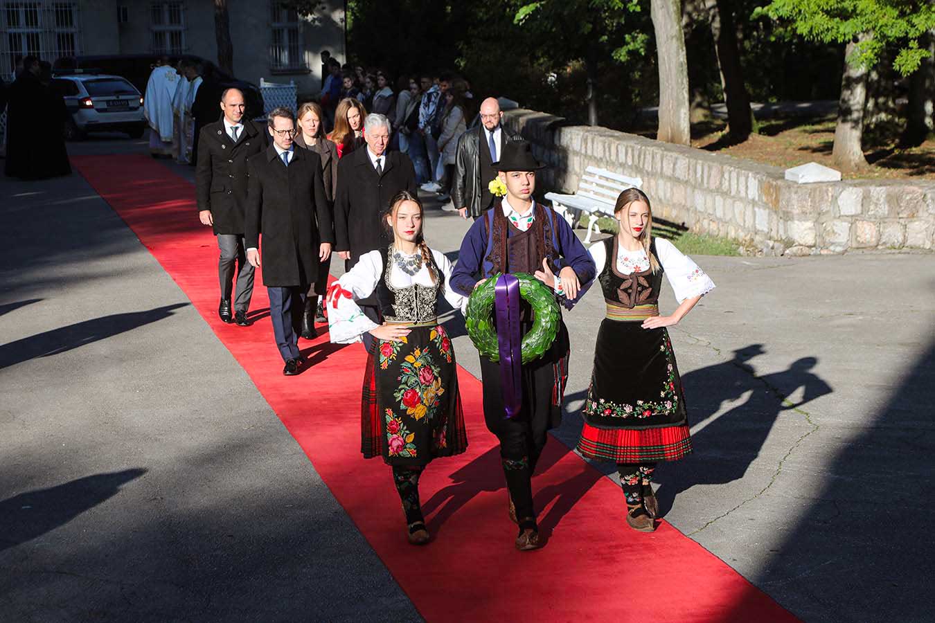 La famille royale serbe rend hommage au roi Alexandre 1er au mausolée royal d’Oplenac