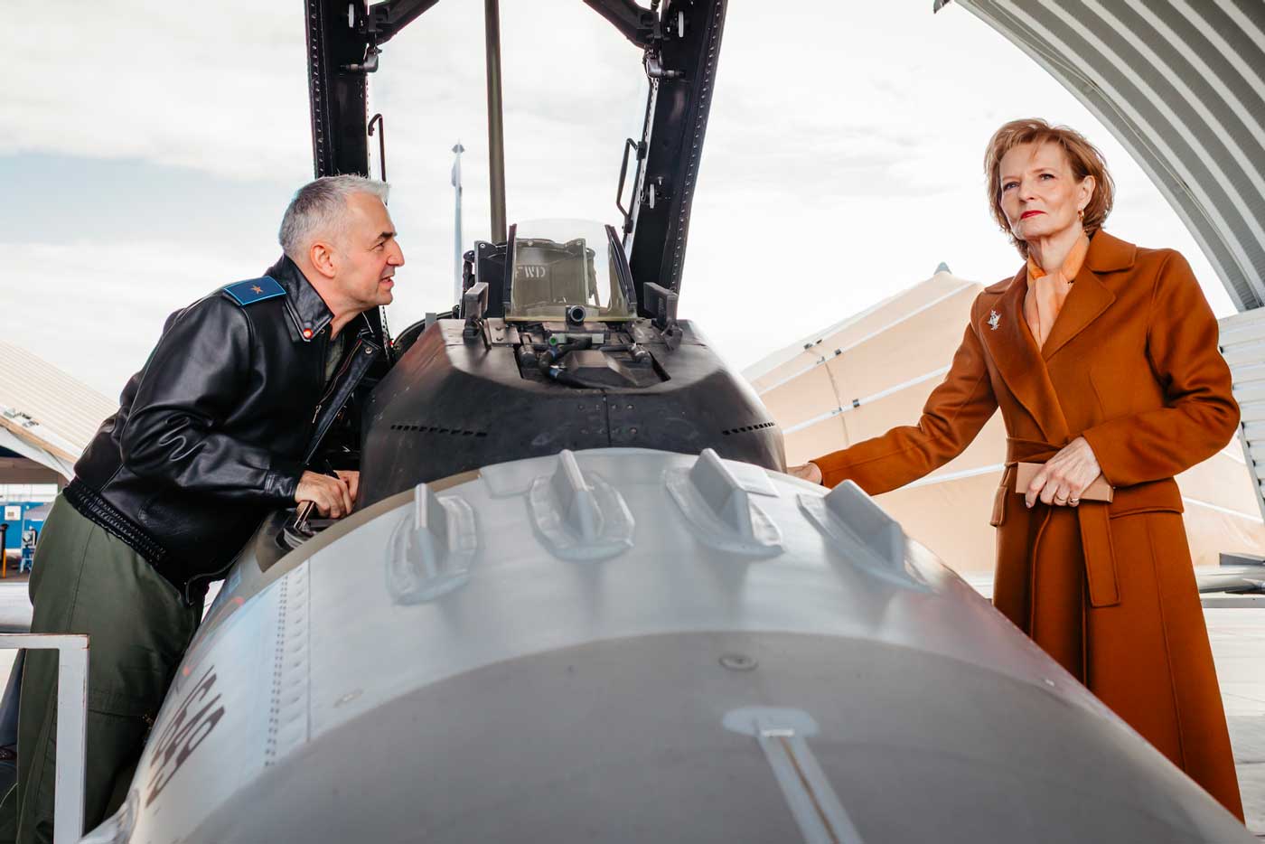 Margareta et Radu de Roumanie observent les F-16 de la 71e base aérienne