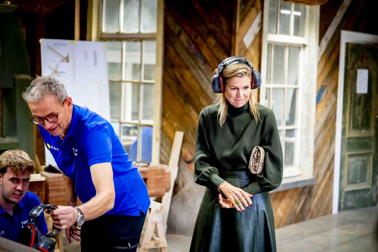 La reine Máxima rencontre des apprentis artisans