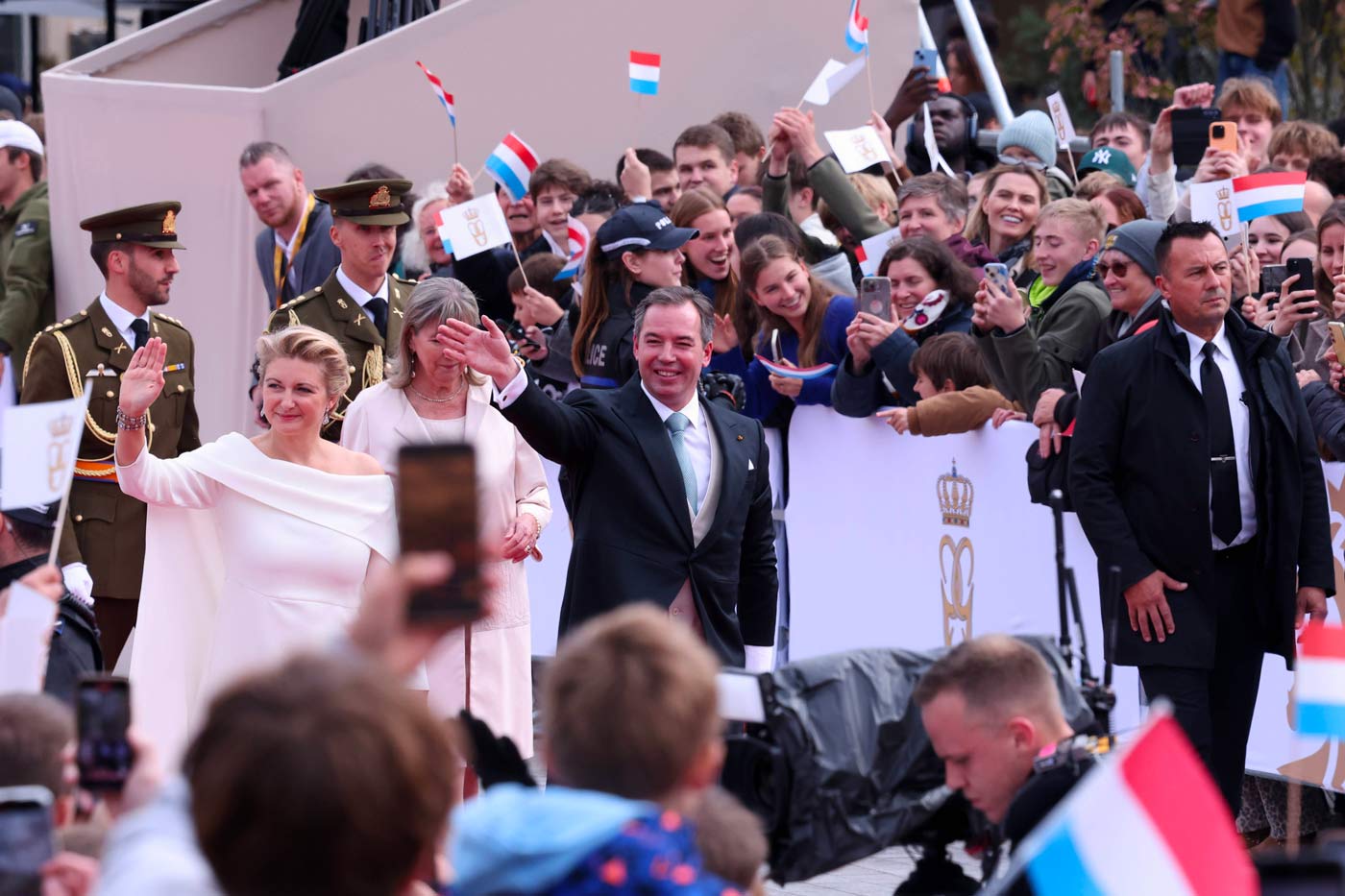 Le premier bain de foule du grand-duc Guillaume et de la grande-duchesse Stéphanie parmi les Luxembourgeois en liesse