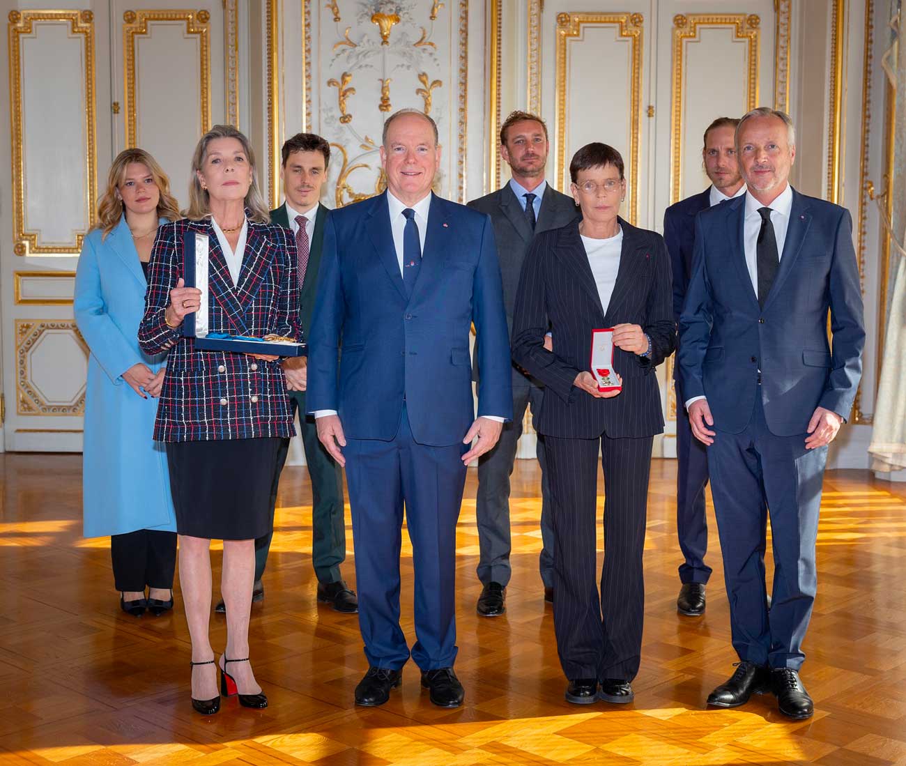 La princesse Stéphanie de Monaco reçoit la Légion d’honneur et les mérités de la princesse Caroline sont distingués par la France