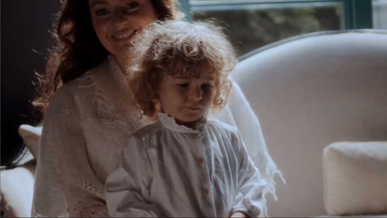 La princesse Victoria et ses jeunes enfants deviennent les égéries d’une marque perpétuant la tradition des châles d’Orenbourg