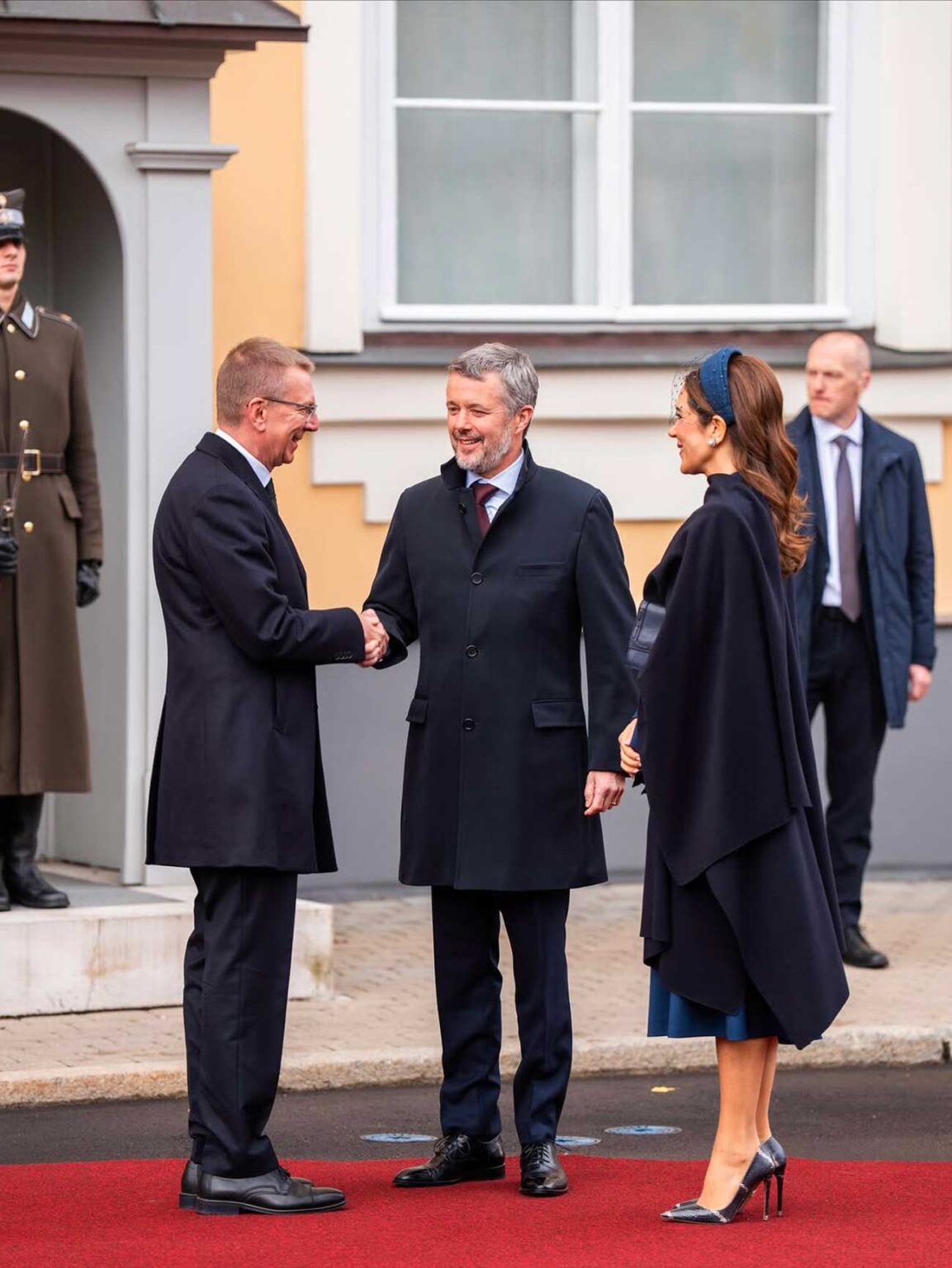 Le roi Frederik X et la reine Mary accueillis au château de Riga par le ...