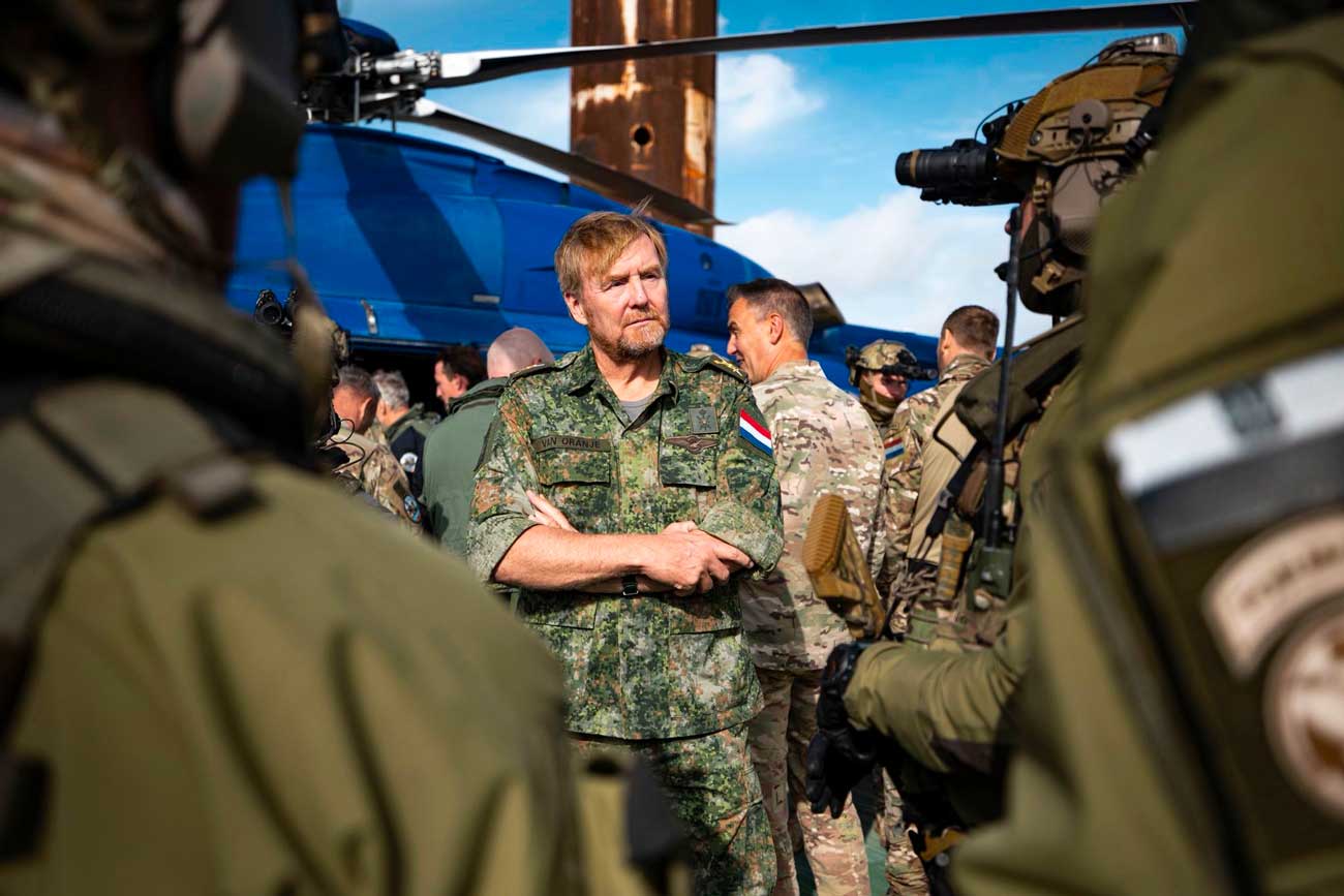 Le roi Willem-Alexander assiste à un exercice de prise d’otage auprès des forces spéciales