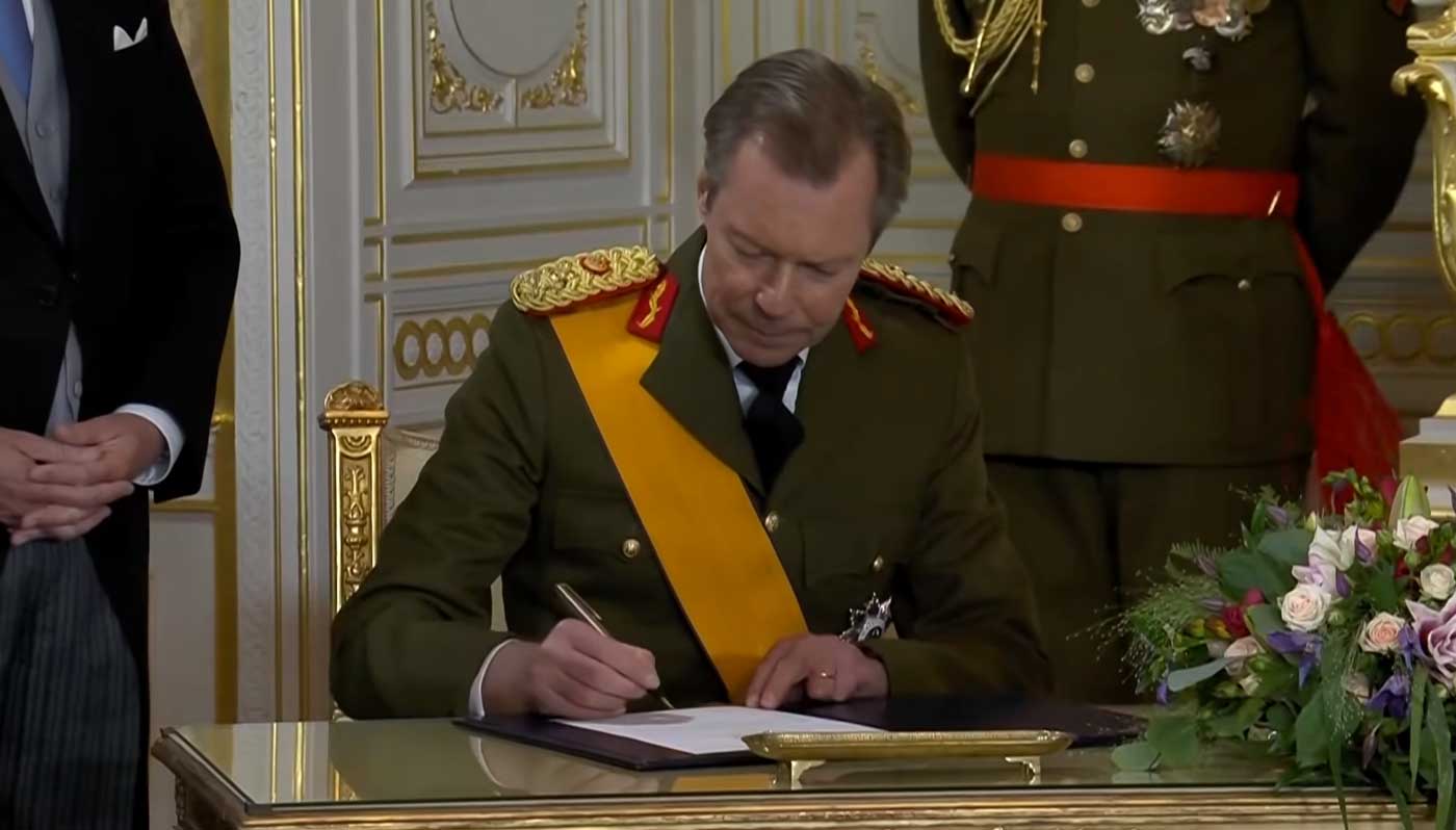 Le grand-duc Henri de Luxembourg abdique 25 ans après l’abdication de son père