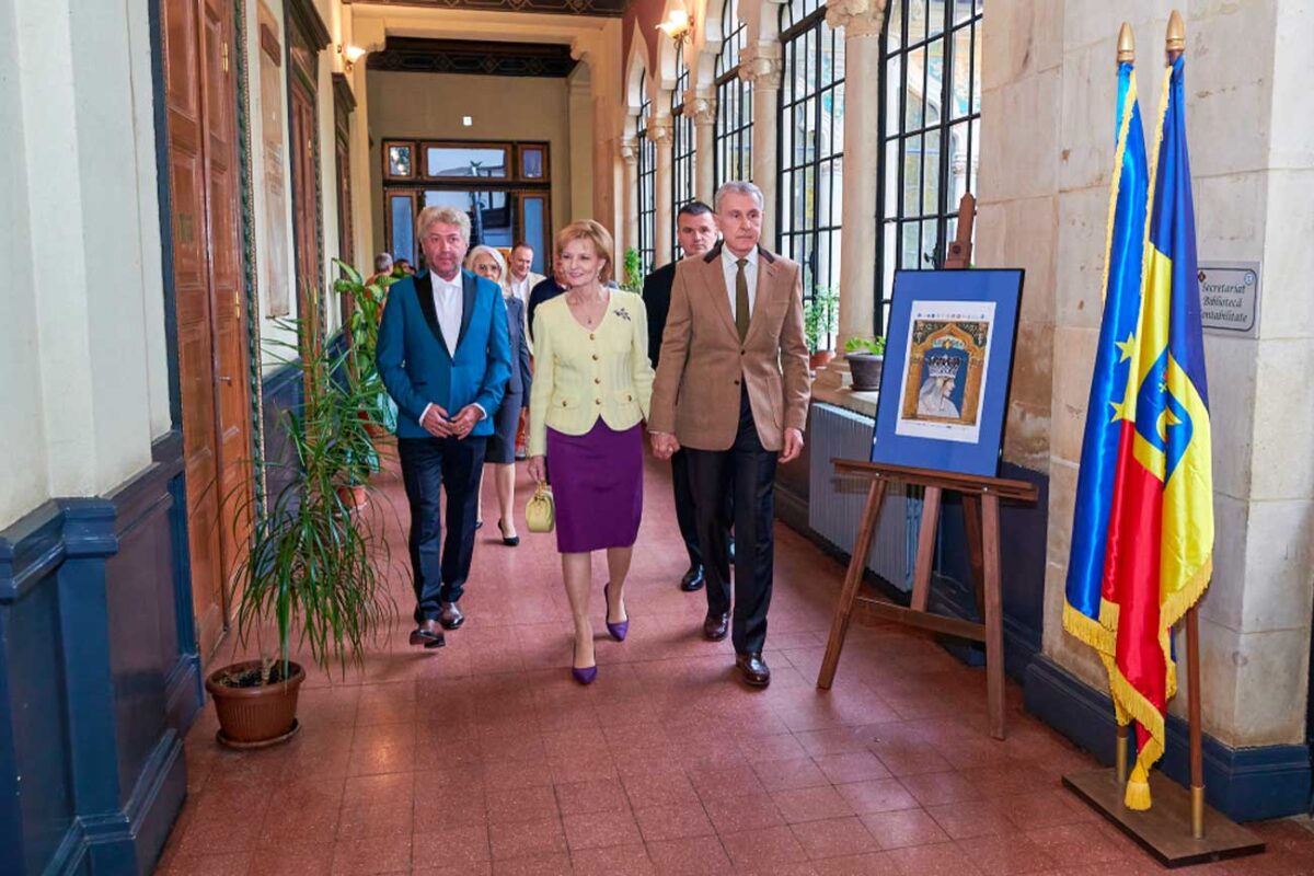 Margareta de Roumanie visite une école soutenue par les reines de Roumanie — free download