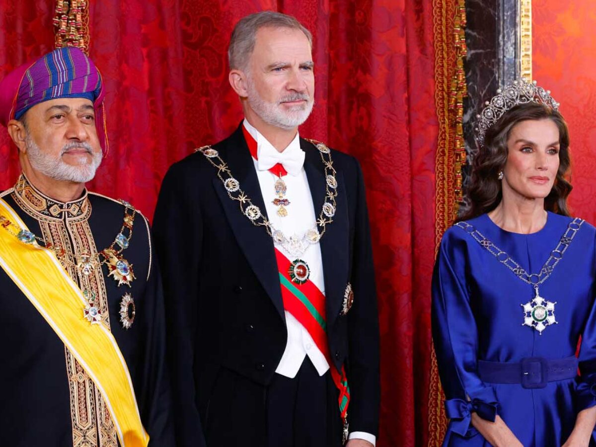 12 Jetons De Bal 'Invitation De La Reine' Dorés à L'Or Fin Avec Pochon - Neufs
