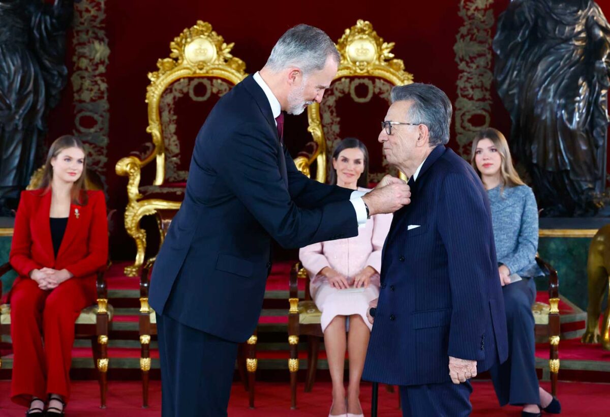 La reine Sofia reçoit l'ordre de la Toison d'or des mains de son fils ...