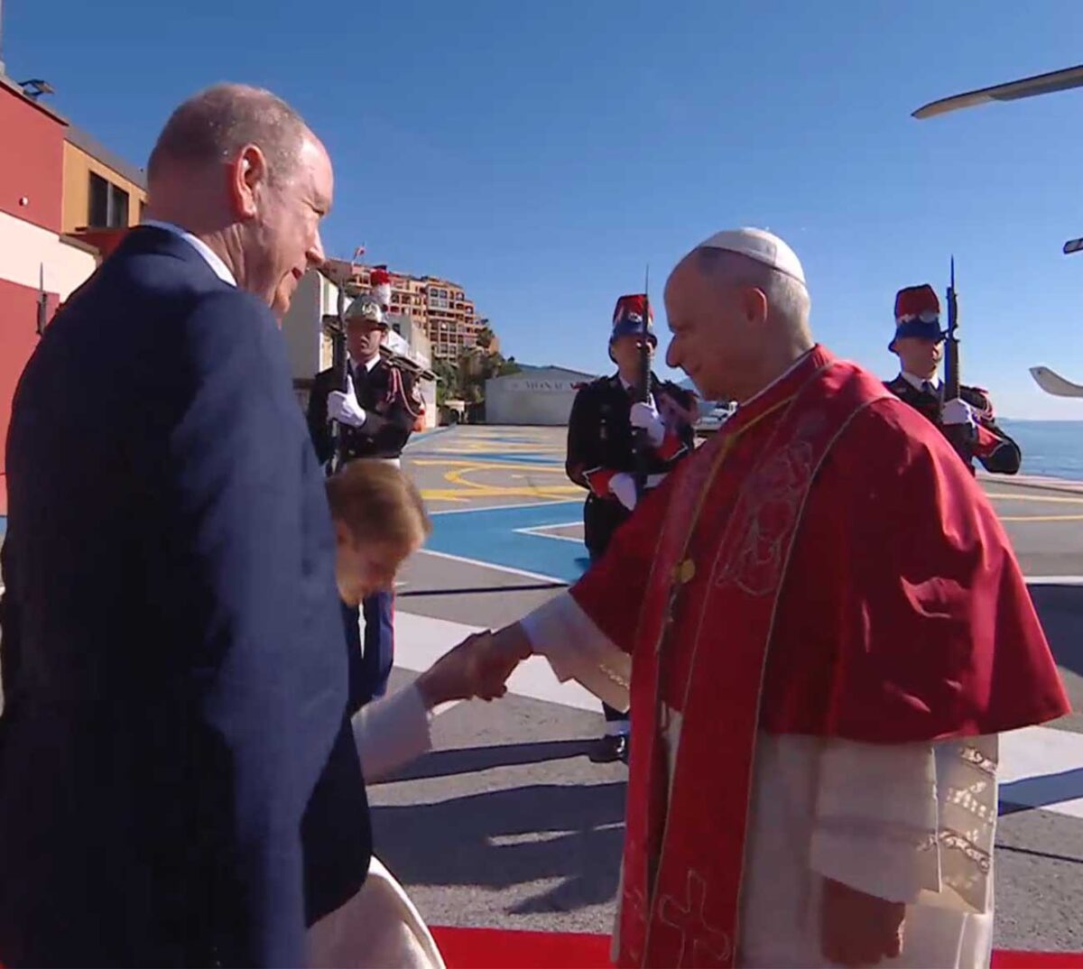 Fürst Albert II. und Fürstin Charlène empfangen Papst Leo XIV. in ...