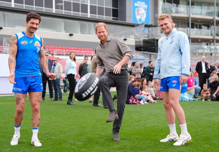 Le prince Harry joue au football australien à Melbourne et fait une ...