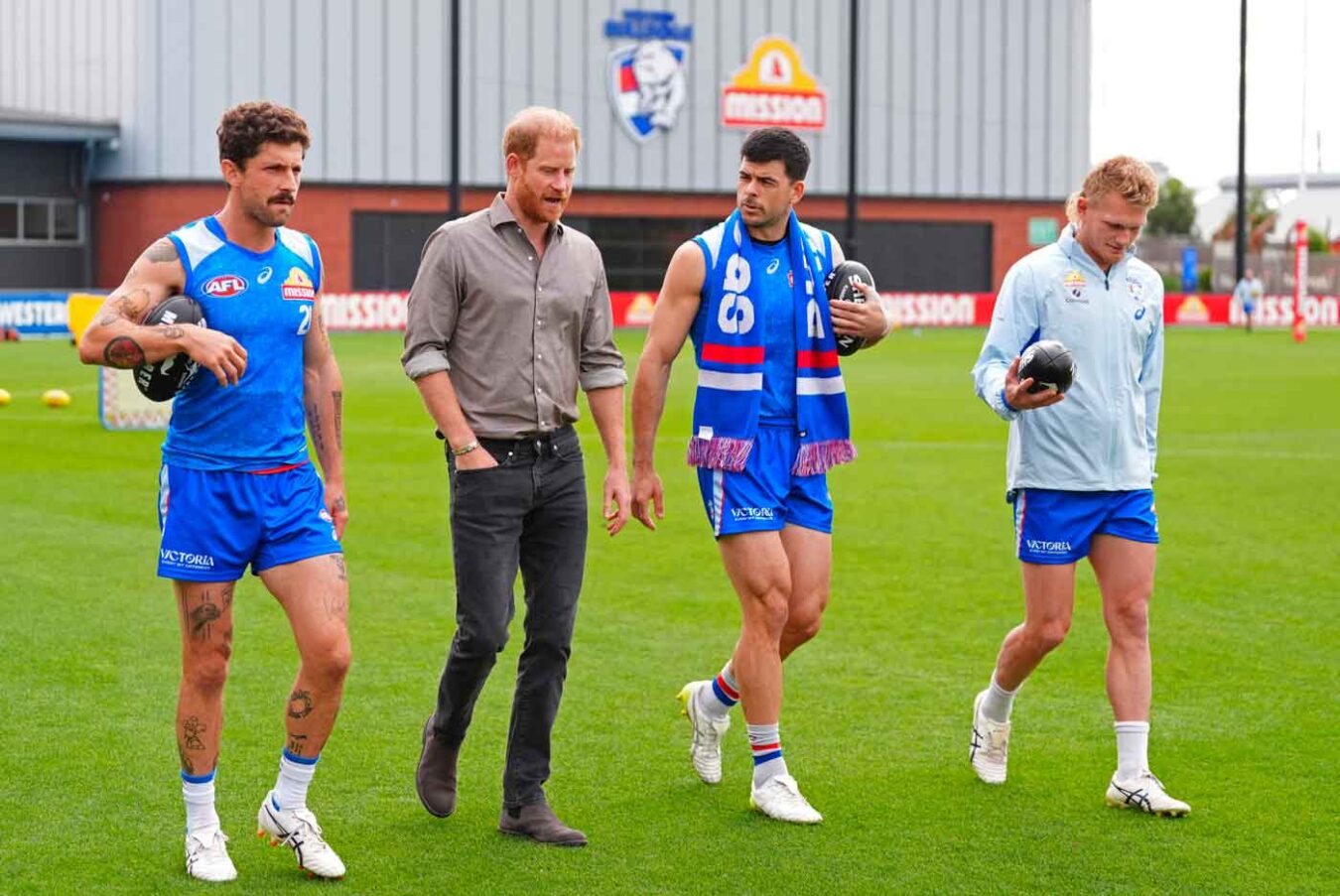 Le prince Harry joue au football australien à Melbourne et fait une ...