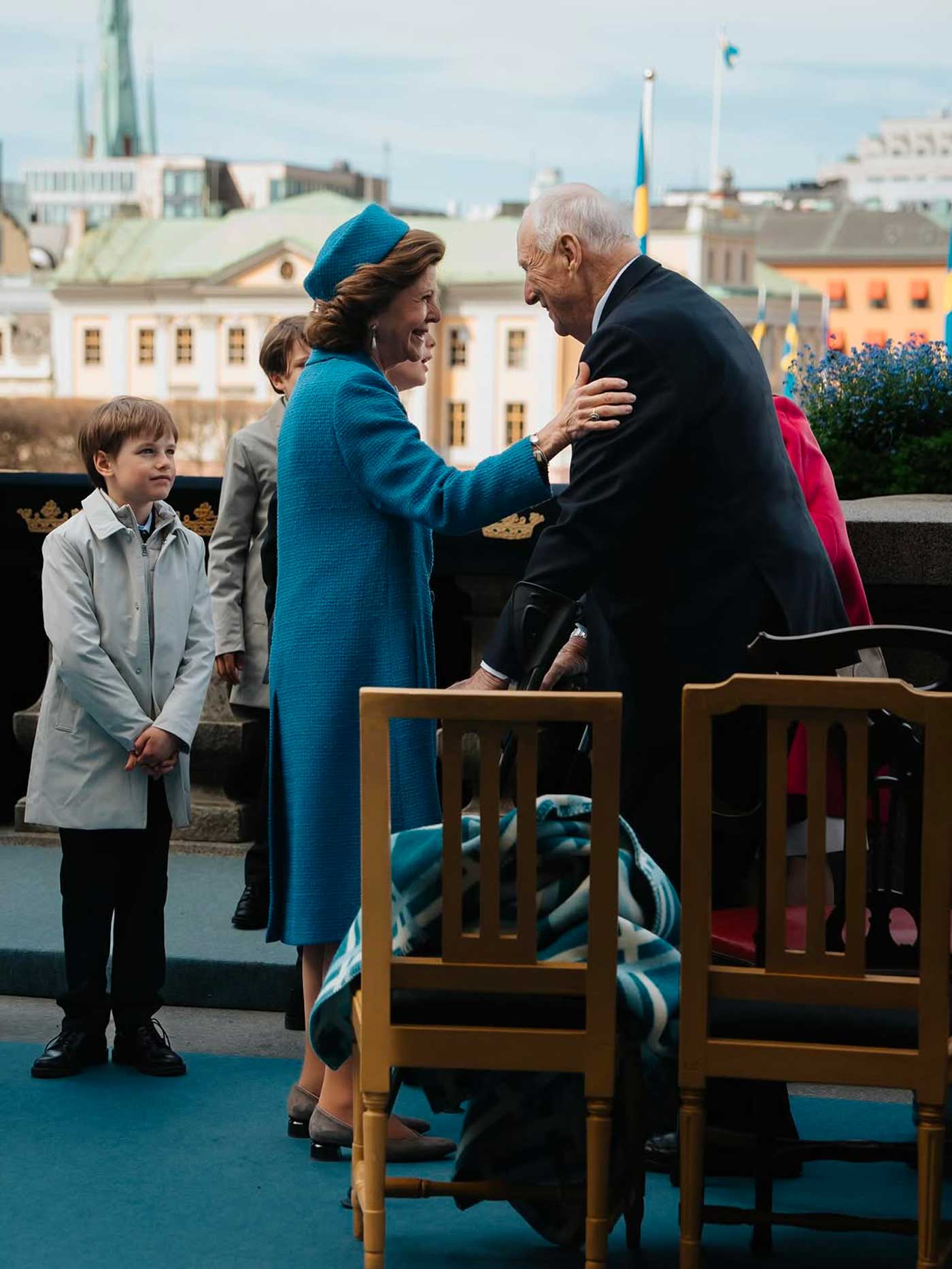 https://histoiresroyales.fr/wp-content/uploads/2026/04/reine-silvia-salue-roi-harald-rampe-aux-lions.jpg