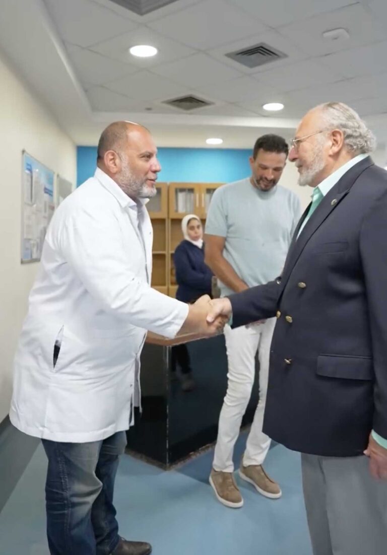 Le roi Fouad II d'Égypte visite l'Hôpital Al Nas à Choubra