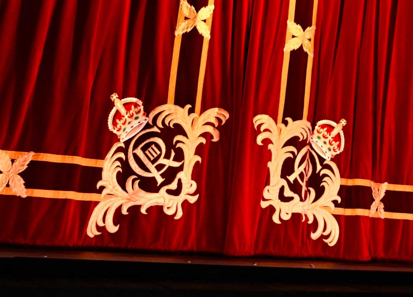 Criii Le roi Charles III à l'opéra pour assister au premier lever de rideau ...